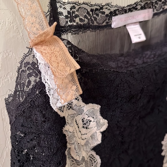 VICTORIA SECRET LINGERIE SIZE MEDIUM - Picture 3 of 4